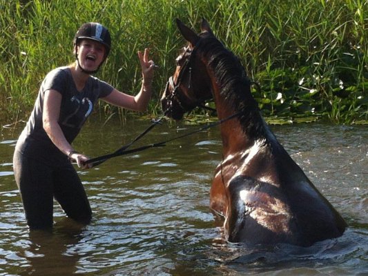 Fine nimmt ein Vollbad im See