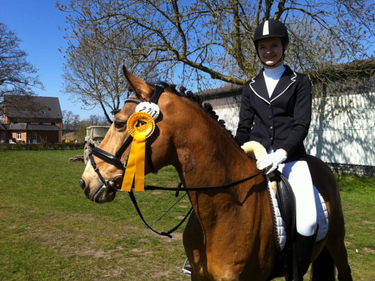 Sieg von Josefin und Holly im Dressurreiterwettbewerb