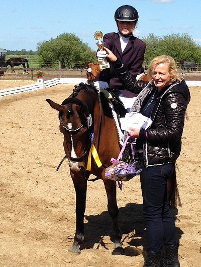 Sieg von Clara und Püppi im Reiterwettbewerb