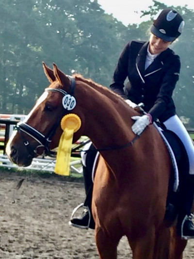 Helena gewann auswärts mit Beau die erste E-Dressur