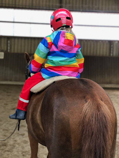 Auf dem Rücken eines Ponys alle Sorgen vergessen...