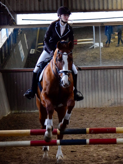 Charlotte im Parcours mit Louis