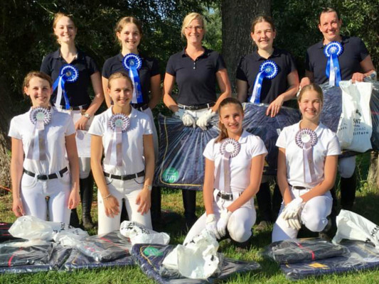 Silber ging an unser »Lilienthal Team 2« (weiße Shirts): Madita, Jette, Rike und Finja. Blaue Schleifen (Platz 4) erritten für »Lilienthal Team 1« (dunkle Shirts): Charlotte, Emma, Lisa und Anna