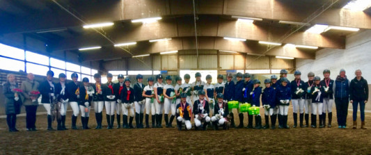 Alle unsere 32 erfolgreichen Teilnehmerinnen des »Bremer Schulpferde Cups 2019«