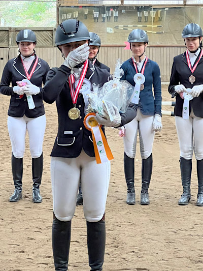 Jette holt souverän Einzelgold in der Großen Tour des »Bremer Schulpferde-Cup« und kann es kaum glauben 🥰