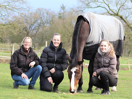 Sophie und Charlotte mit ihrem Schützling